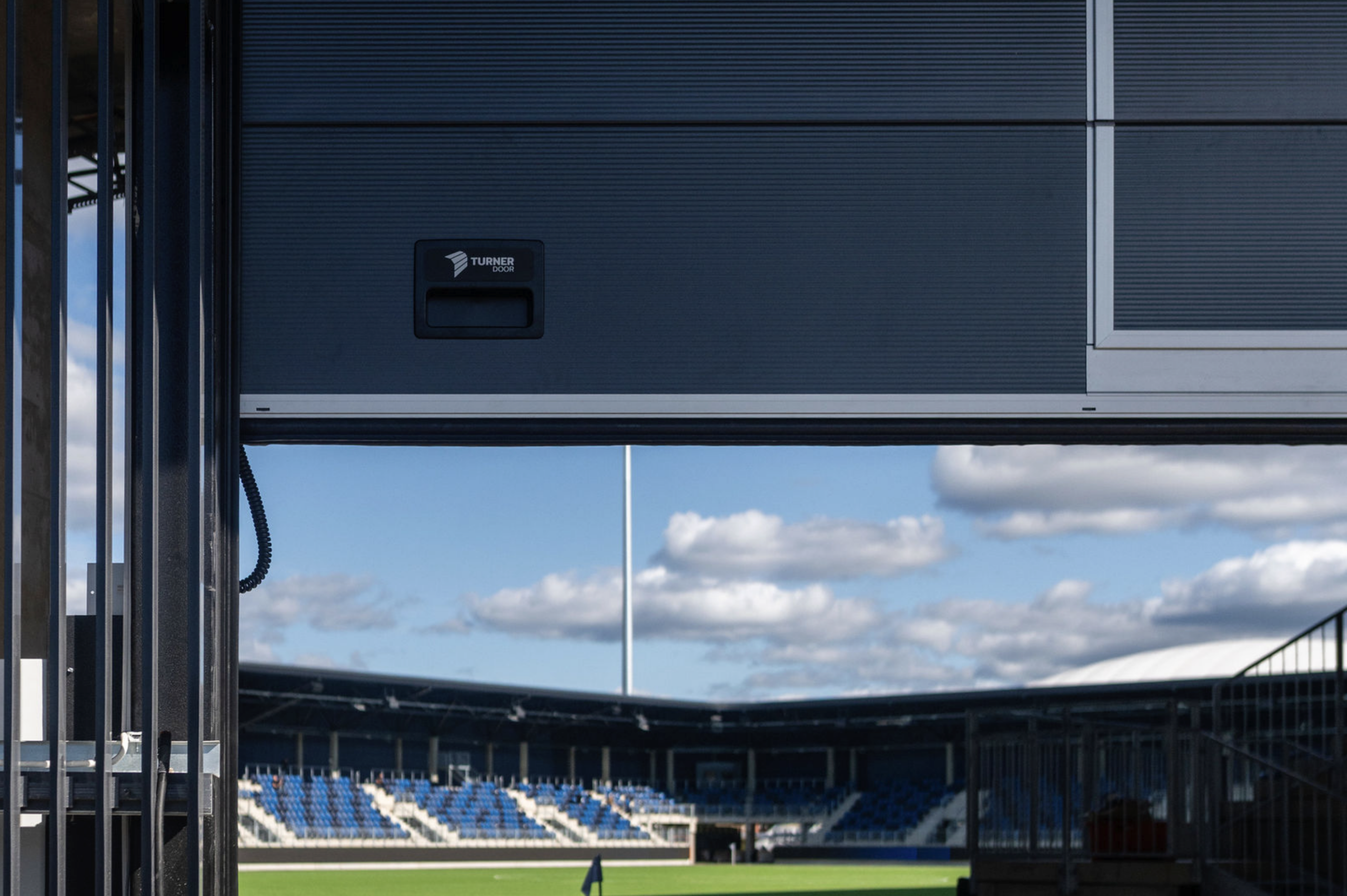 Turner N42 nosto-ovi harmaa aukeaa jalkapallostadionille